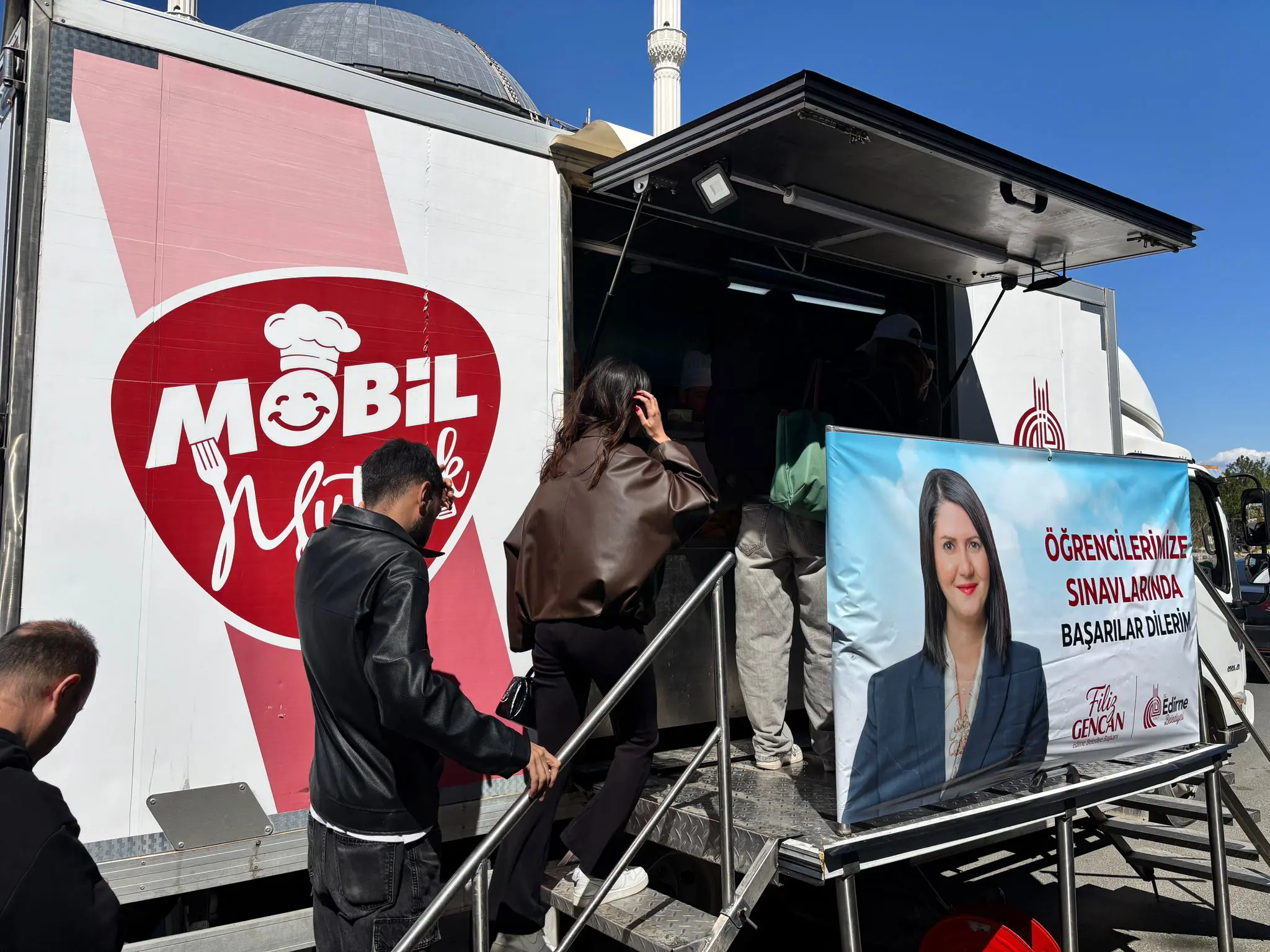 EDİRNE BELEDİYESİ’NDEN VİZE HAFTASINDA ÖĞRENCİLERE DESTEK: SICAK ÇORBA VE LOKMA İKRAMI DEVAM EDİYOR galeri görseli